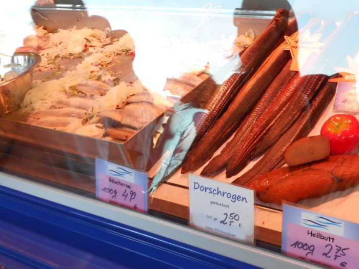 北ドイツの鰻の食べ方は丸ごと燻製